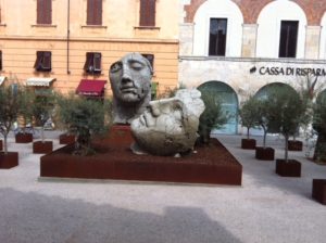 pietrasanta art exhibition heads